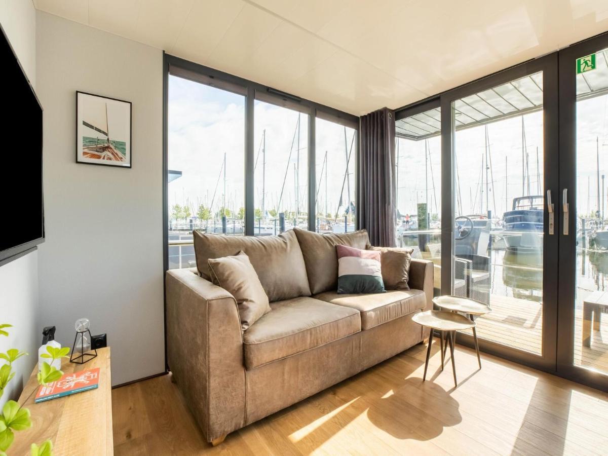 Comfortable Houseboat In Volendam Marina Eksteriør billede