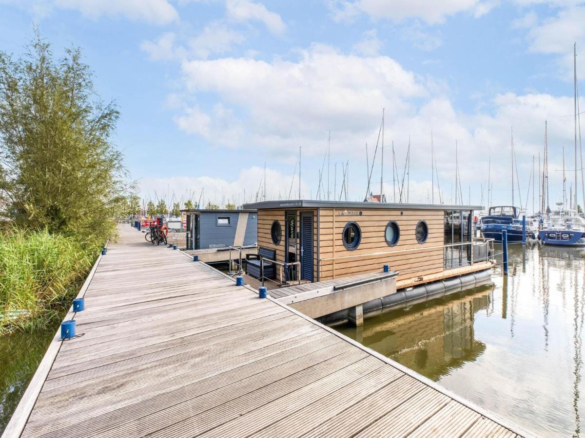 Comfortable Houseboat In Volendam Marina Eksteriør billede