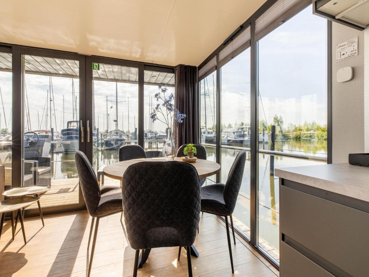 Comfortable Houseboat In Volendam Marina Eksteriør billede